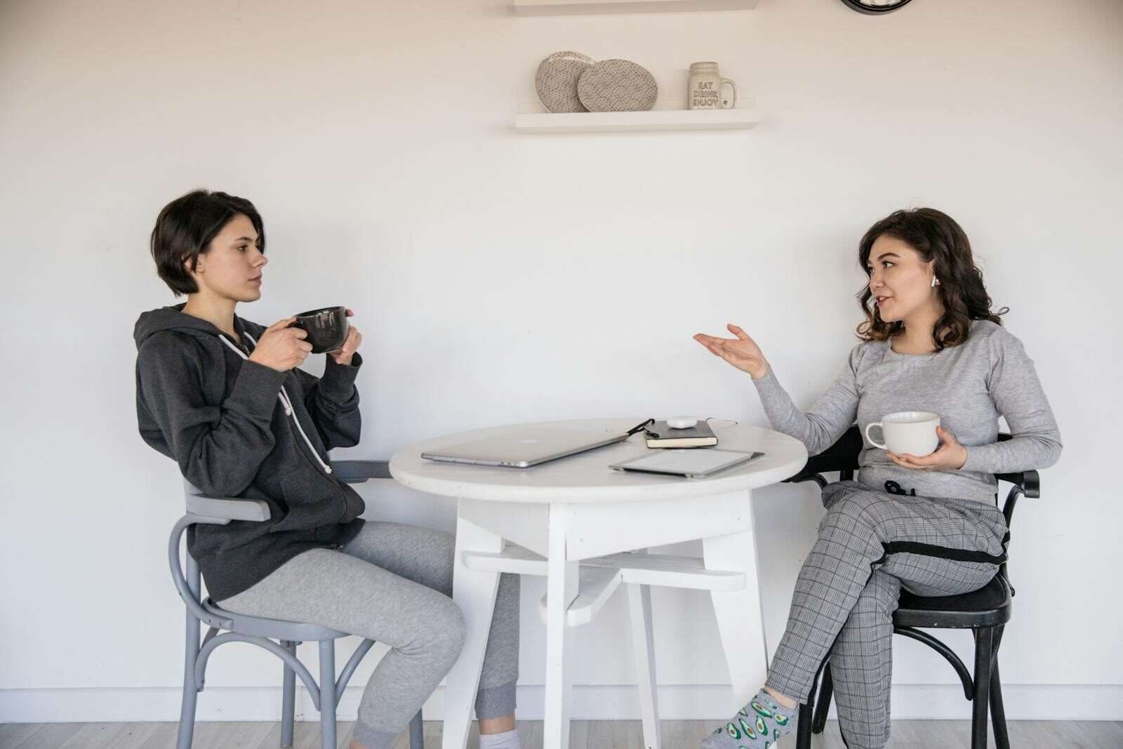 Photo by KATRIN BOLOVTSOVA Two women enjoying a casual conversation with coffee in a cozy indoor setting, enhancing connections. Psychotherapist vs Psychologist: Finding the Right Fit for Your Short-Term Therapy Needs
